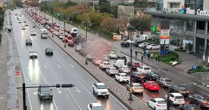 Yağışlı Bakının tıxaclı yolları SİYAHI