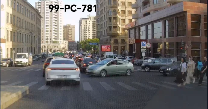 Qayda pozan sürücü səhvini düzəldərkən yenidən qayda pozdu VİDEO