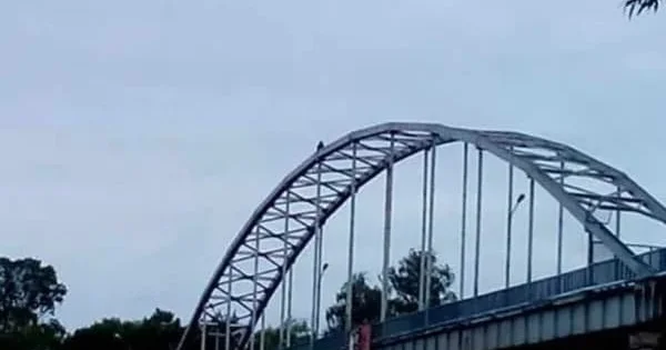 Bakıda özünü körpüdən atmaq istəyən şəxs həbs olundu