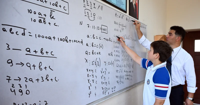 Riyaziyyat müəllimi bərabərsizliklərin isbatı üsullarını nümayiş etdirib