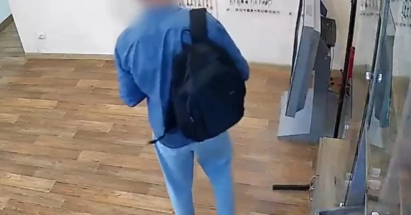 Турист украл ложку из музея в России ВИДЕО