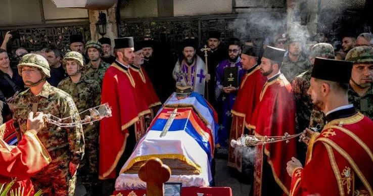 Müsəlman qatili qəssab ləqəbli Mladiçin təmtəraqlı dəfn mərasimi Serbiyanın AB yə üzvlük yolunu çətinləşdirib