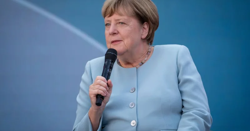 Angela Merkel AfD ilə mübarizədə yeni siyasi yanaşmaya çağırıb