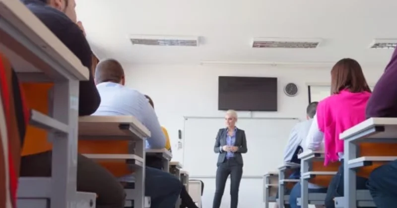 Fransada məktəblərinin 69 faizi yeni tədris ilinə kadr çatışmazlığı ilə başlayıb