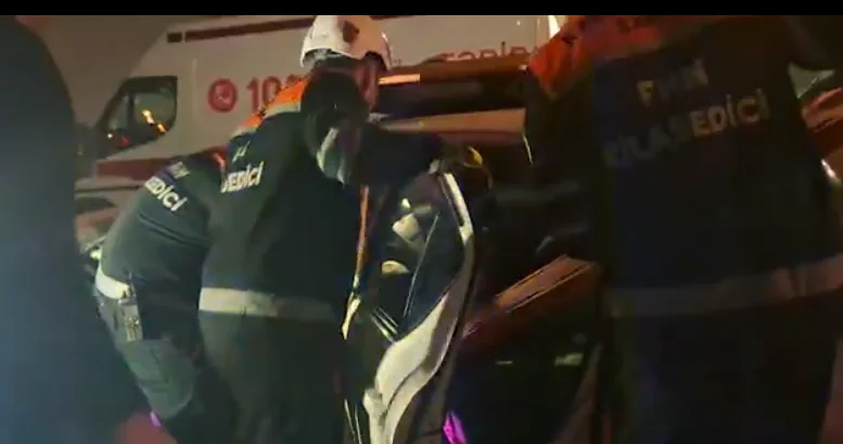 Bakıda ağır qəza: Sürücü maşında sıxılı qaldı VİDEO