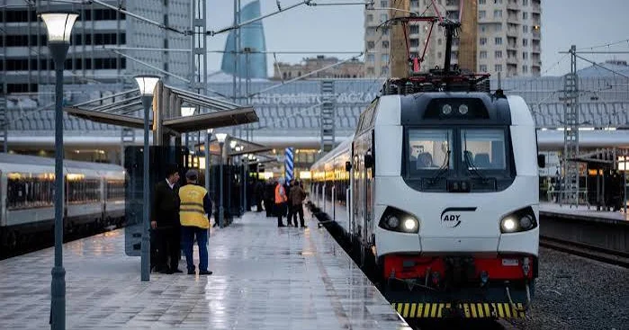 Sumqayıt Pirşağı Bakı qatarı GECİKİR FOTO