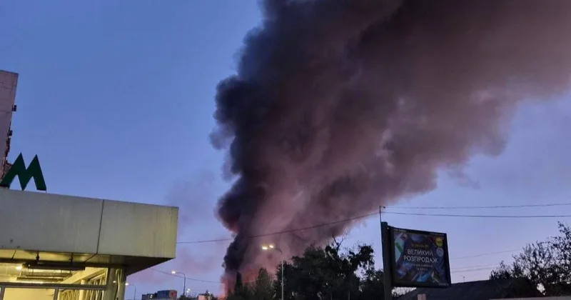 Kiyevdə metro stansiyanın yaxınlığına raket düşdü FOTO VİDEO