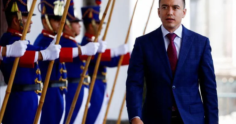 Ekvador prezidentinə su qəsd cəhdi Avtomobili güllələndi FOTO