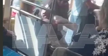 Yaşlı kişi avtobusda ona yer verməyən uşağın üstündə oturdu