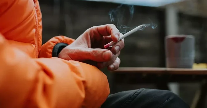 Həkimlər xəbərdarlıq etdi: Siqaret sümükləri zəiflədir