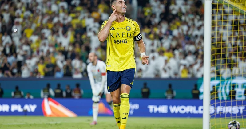 Ronaldu ilk milyarder futbolçu oldu