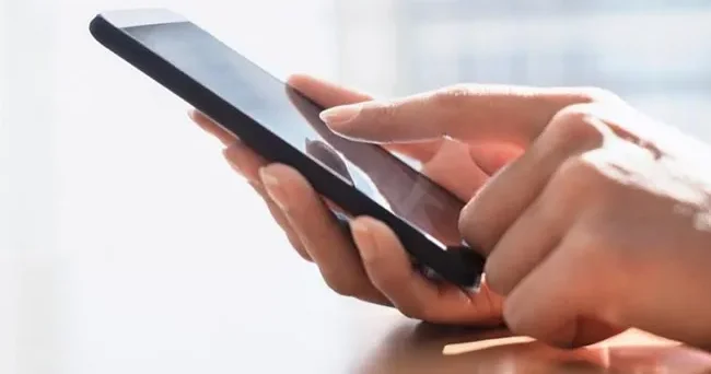 Smartfonlardan çox istifadə edənlərin nəzərinə: Onurğada əyriliyə səbəb olur