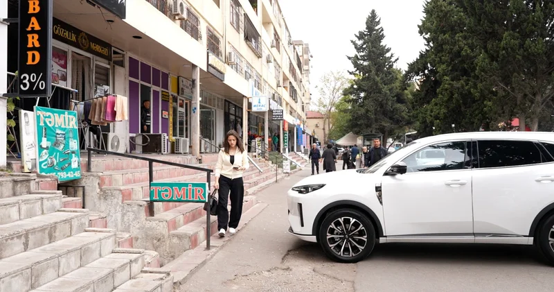 Polis piyadaların hərəkətinə çətinlik yaradan sürücülərə müraciət edib