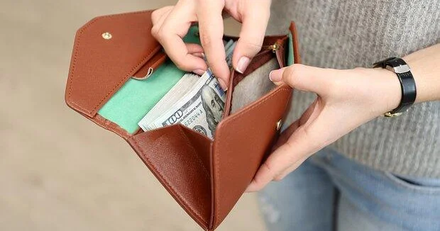 Женщине стало тошно от находки в бумажнике мужа