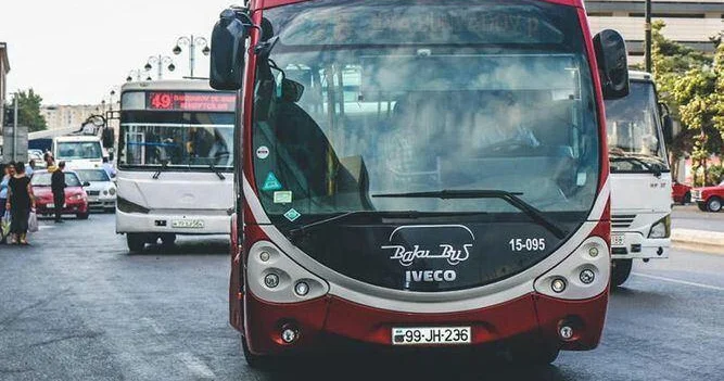 Avtobusların niyə gecikdiyi məlum oldu Sürücülər video çəkir