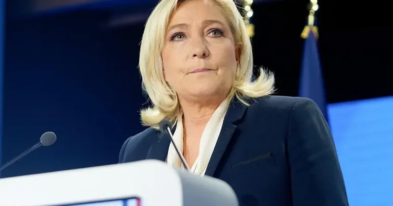 Le Pen Fransadakı siyasi vəziyyəti “tamaşa” adlandırıb