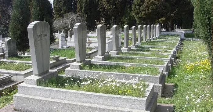 Qəbiristanlıqdan tapdığı qəribə əşya hər kəsi şoka saldı: Görün, üzərində nə yazılıb