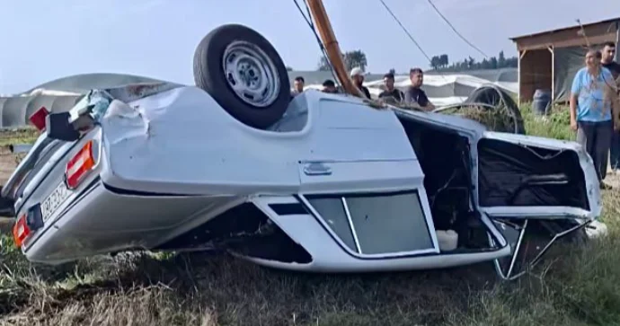 İdarəetmədən çıxan “VAZ” yol kənarına aşıb, əzik əzik oldu VİDEO