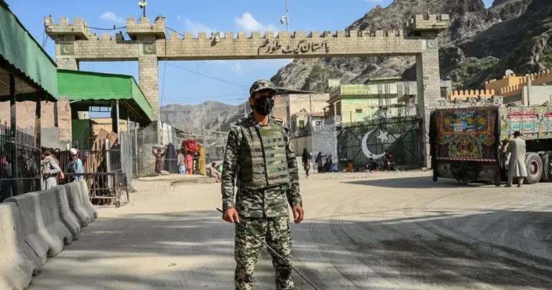 Pakistan sərhədində konvoya bombalı hücum olub 11 hərbçi öldü