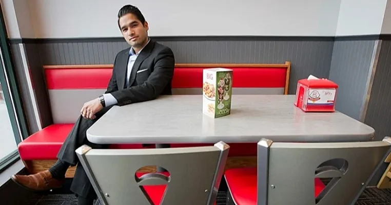 15 yaşında ofisiant kimi başladığı restoranı 22 ildən sonra satın aldı