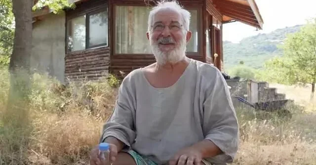 Məşhur aktyor indi taxta daxmada yaşayır KONKRET
