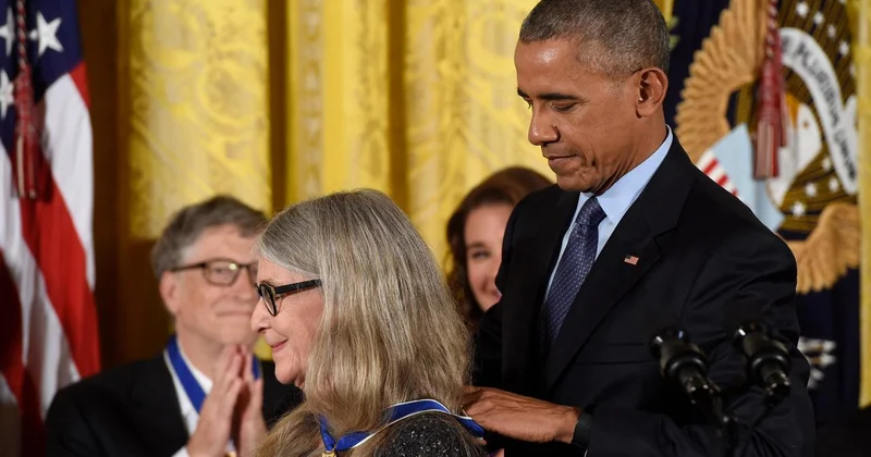 Barak Obamanın medal verdiyi kompüter alimi 90 yaşında vəfat etdi FOTO