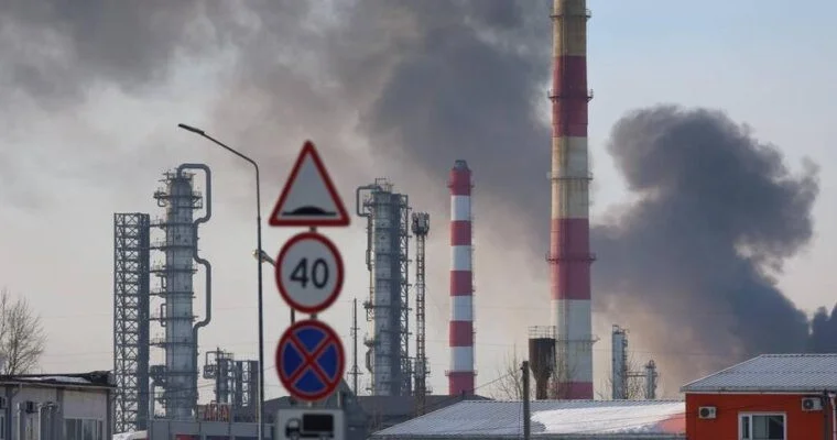В Омске после атаки дронов загорелся нефтеперерабатывающий завод