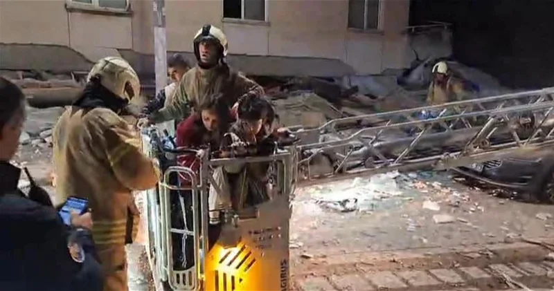 Под завалами дома в Стамбуле остаются семь человек ФОТО ВИДЕО ОБНОВЛЕНО
