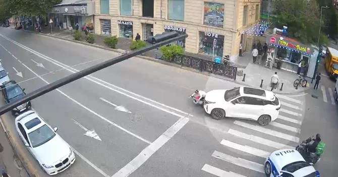 Yol polisi dəhşətli qəzada xəsarət alan azyaşlını xəstəxanaya çatdırıb ANBAAN VİDEO