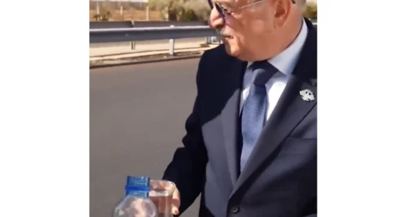 Nazir yolun keyfiyyətini su stəkanı ilə yoxladı (Video)