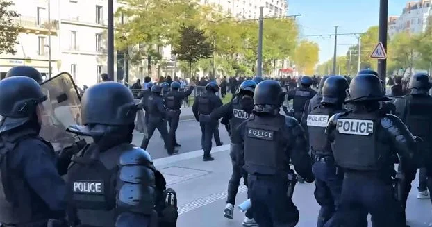 Во Франции полиция применила слезоточивый газ против школьников в Нанте