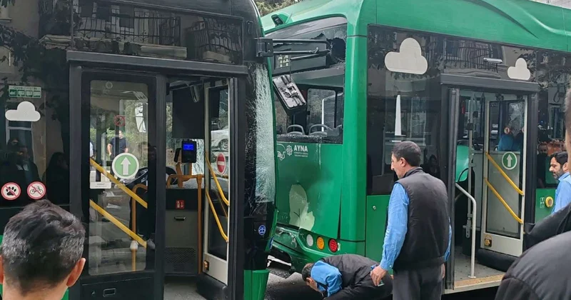Bakıda universitetin qarşısında iki avtobus toqquşdu FOTO