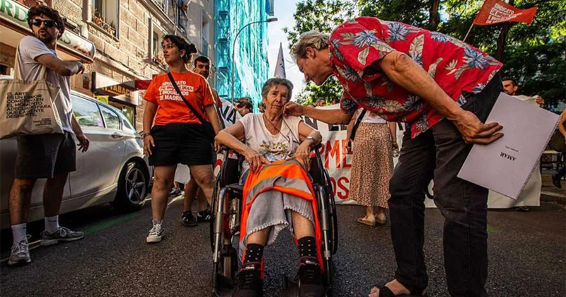 Mənzil böhranının simvoluna çevrilmişdi Xəstəxanada öldü Fotolar