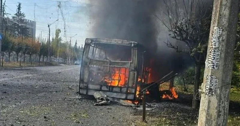 Rusiya ordusu Kramatorskda sərnişin avtobusuna zərbə endirdi: 30 ölü, 18 yaralı var FOTO/VİDEO