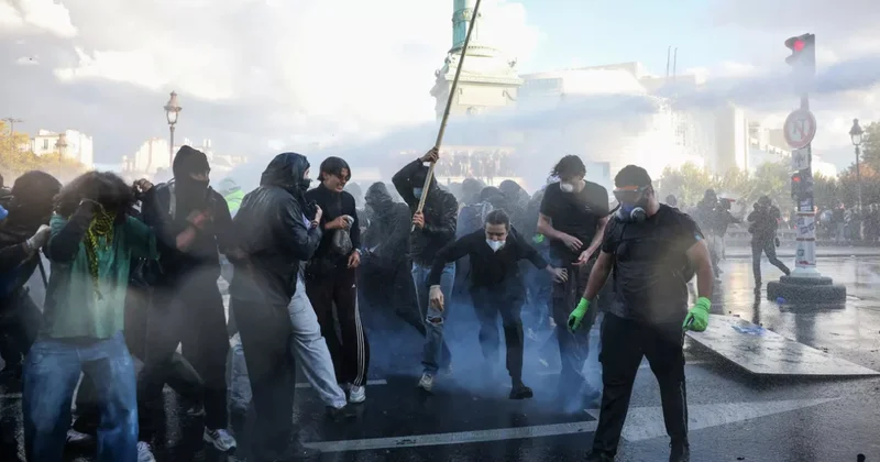 Протесты во Франции все яростнее: на площади Бастилии жесткие столкновения между полицией и митингующими фото; видео