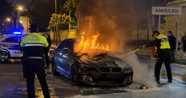 В Баку полицейские потушили загоревшийся во время движения BMW