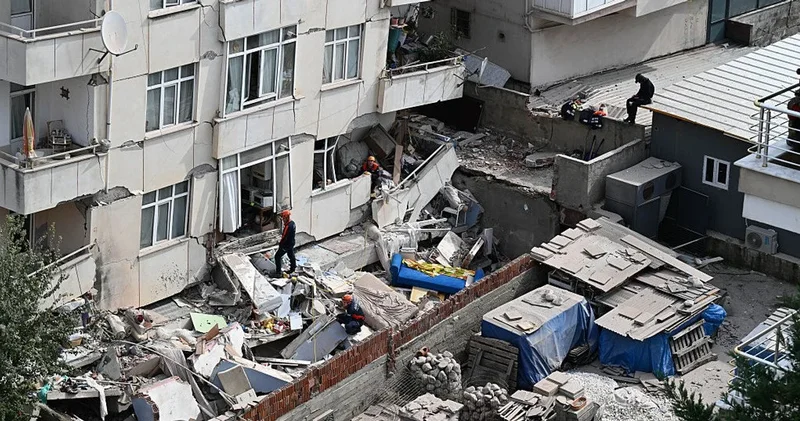 В Стамбуле эвакуировали жителей трех зданий поблизости от обрушившегося дома