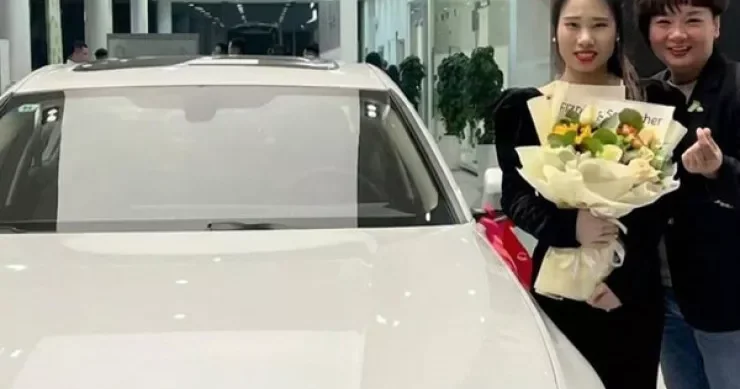Müdir işə gedəndə üşüyən əməkdaşlarına BMW hədiyyə etdi