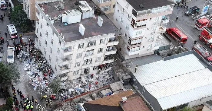 İstanbulda yaşayış binasının çökmə anı Video