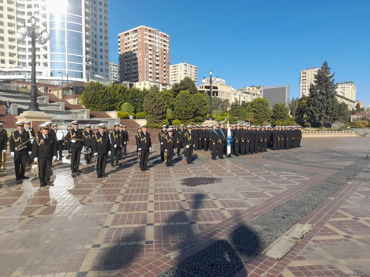 Марш военнослужащих в Баку проходит через парк Мусабекова ФОТО ВИДЕО