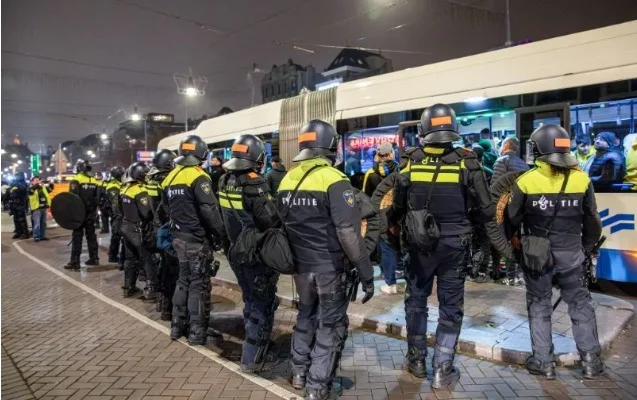 Amsterdamda israilli azarkeşlərə hücum 10 yaralı Video