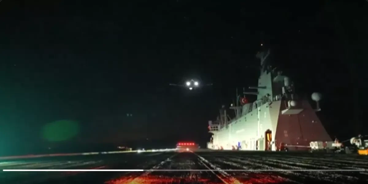 Bayraktar TB3 примеривается к палубе TCG Anadolu Видео испытаний