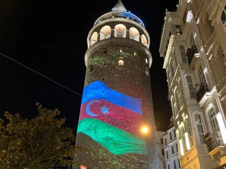 İstanbulda Qalata Qülləsində Azərbaycan bayrağı əks olundu FOTO