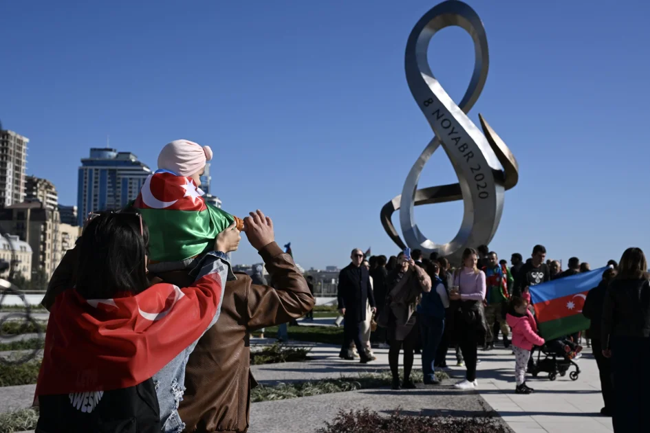 Vətəndaşlar Zəfər parkını ziyarət edirlər