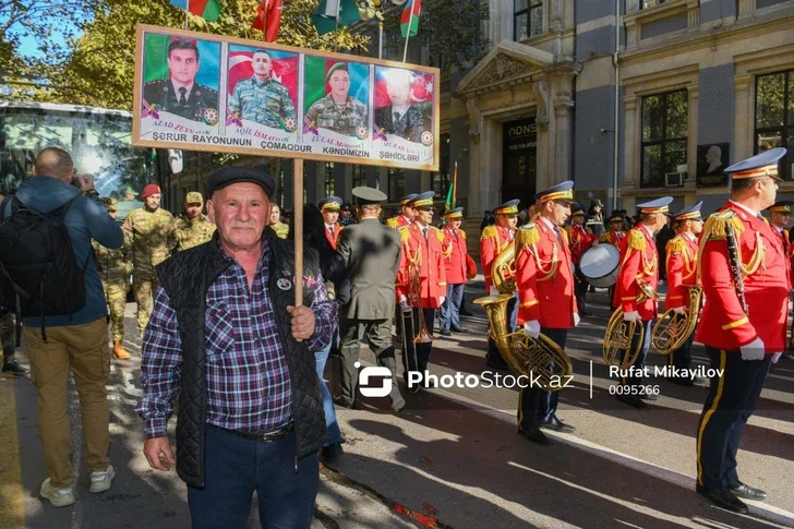 Аксакал, станцевавший на шествии по случаю 8 Ноября: Такого прекрасного дня я еще не видел Новости Азербайджана