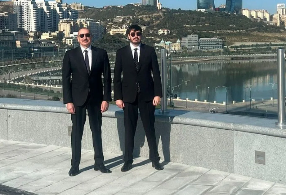 Prezident və oğlu Bayraq Meydanında FOTO