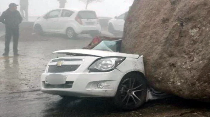 Qaya parçası “Chevrolet”in üzərinə düşdü; 3 nəfər ölüb FOTO