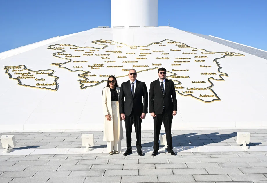 Prezident İlham Əliyev Bakıda Dövlət Bayrağı Meydanında olub, Azərbaycanın üçrəngli Bayrağını ucaldıb YENİLƏNİB FOTO