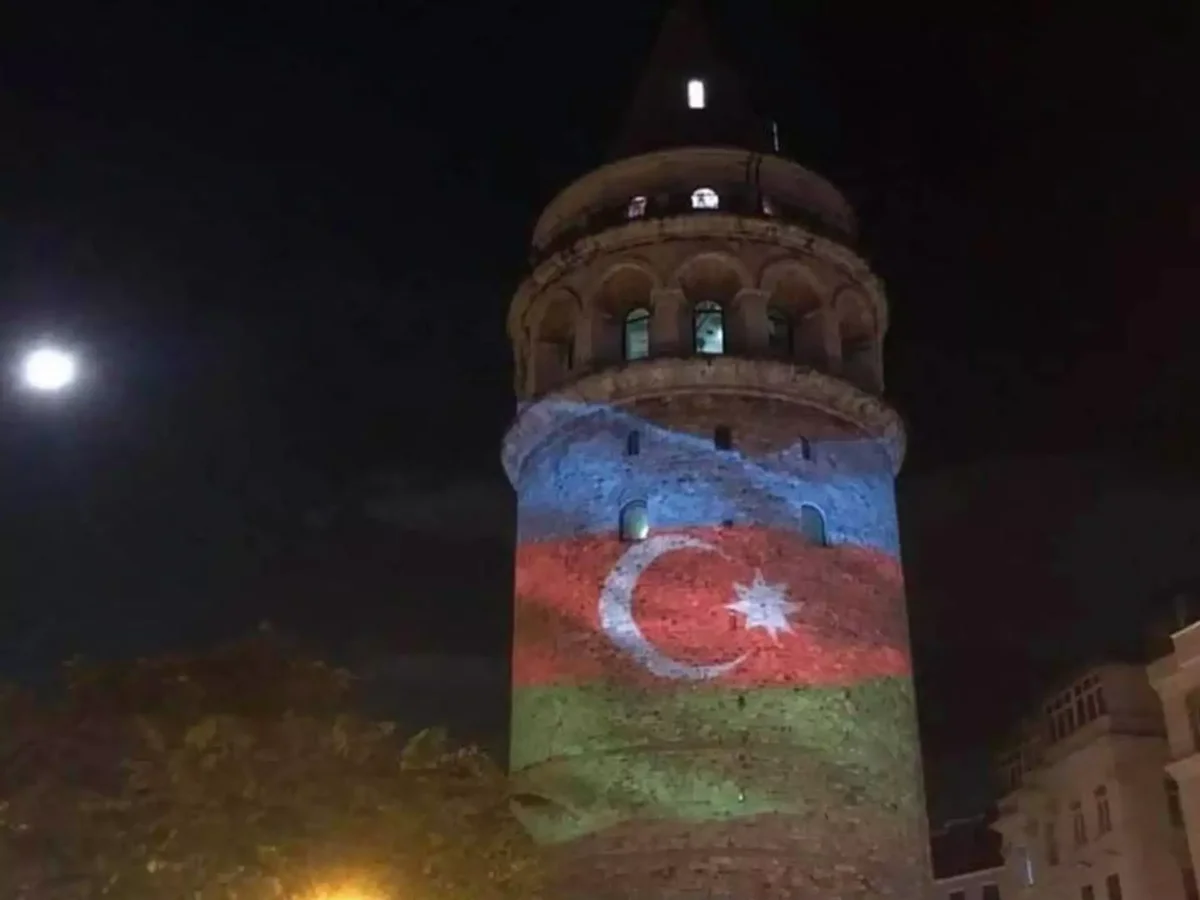 İstanbuldakı Qalata qülləsi Azərbaycan bayrağının rənglərinə boyanıb