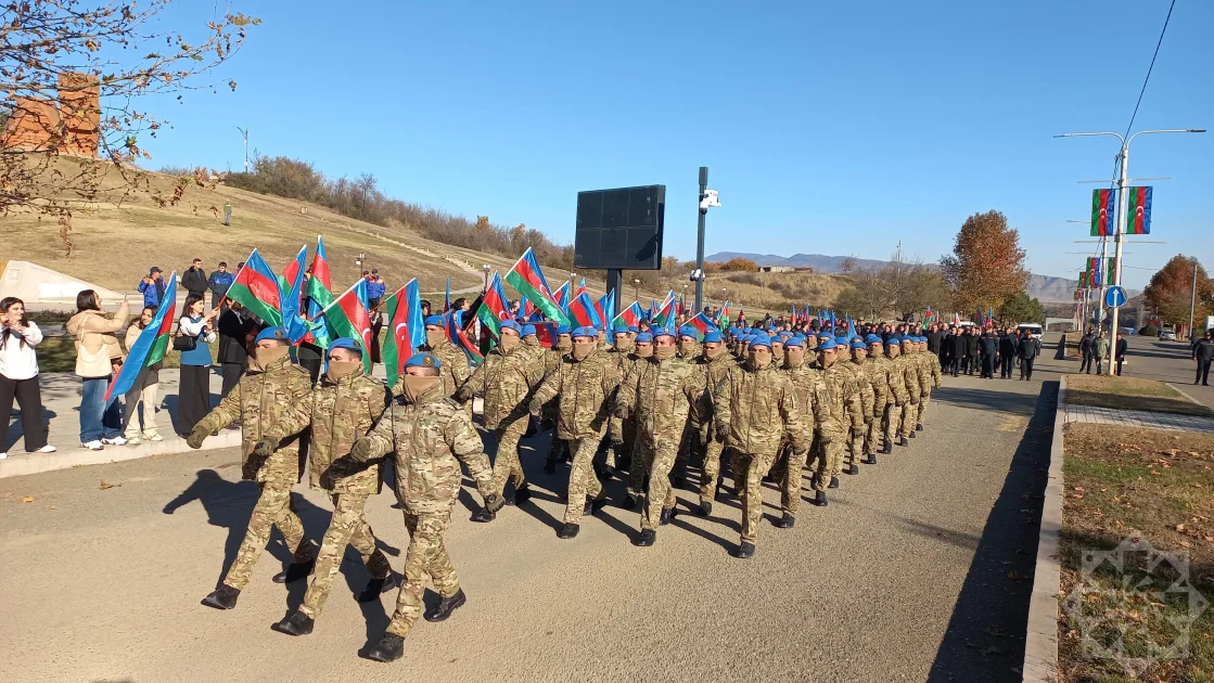 В Ханкенди проходит марш военнослужащих по случаю Дня Победы